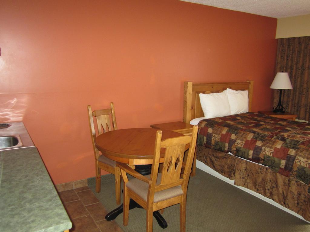 The Pine Inn Chetwynd Ruang foto