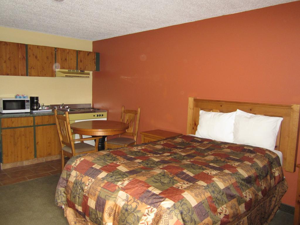 The Pine Inn Chetwynd Ruang foto