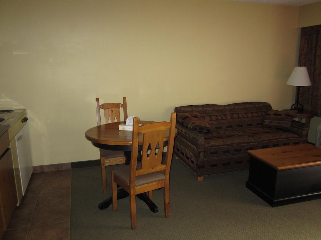 The Pine Inn Chetwynd Ruang foto