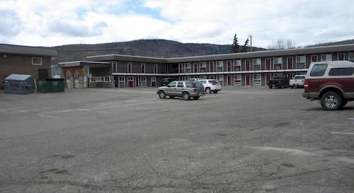 The Pine Inn Chetwynd Bagian luar foto